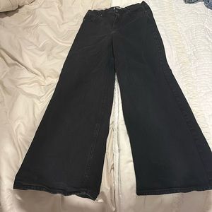 Wide leg, high waisted jeans. Black-washed.